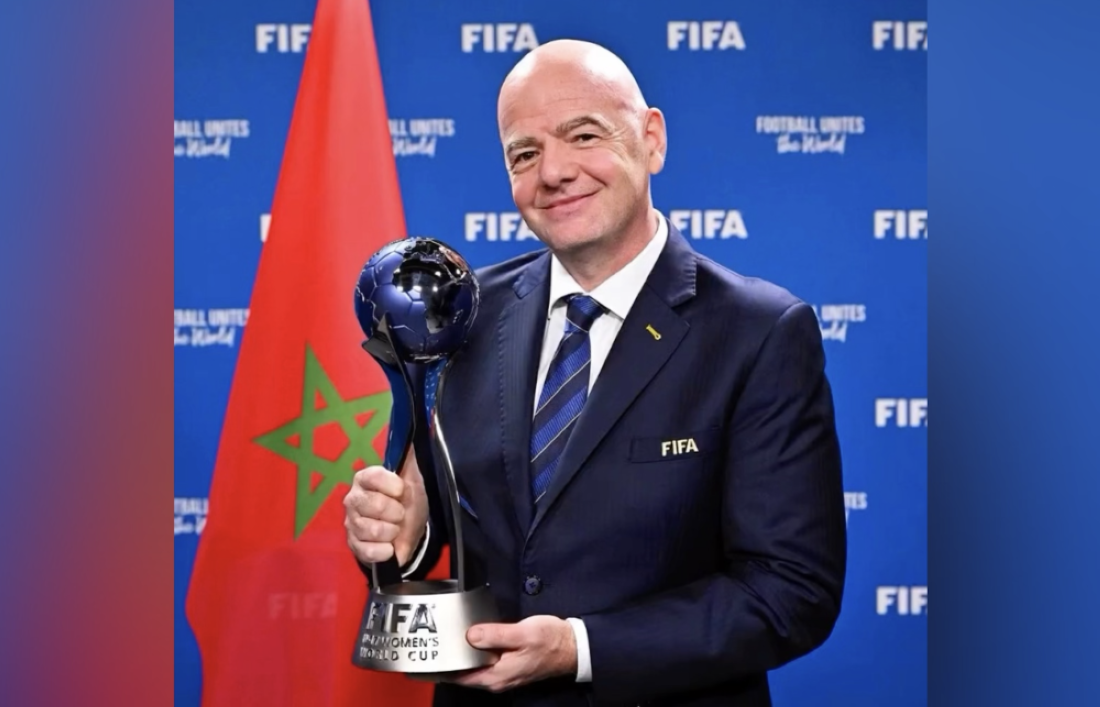 Le président de la FIFA, Gianni Infantino portant la Coupe du monde féminine