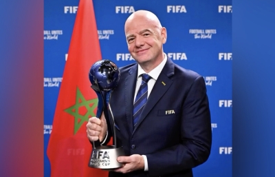 Le président de la FIFA, Gianni Infantino portant la Coupe du monde féminine