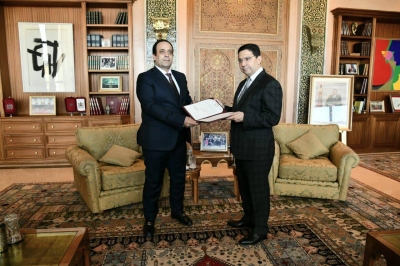 Nasser Bourita recevant le message des mains de Sami El Menfi