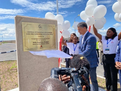 Le ministre de l'Energie et de l'Eau, João Baptista Borges inaugurant la  nouvelle centrale photovoltaïque de Saurimo située dans la province de Lunda-Sul