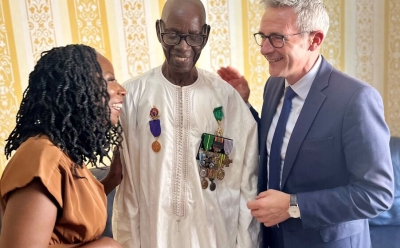 Oumar Diemé entouré par Aïssata Seck, présidente de l'association pour la mémoire et l'histoire des tirailleurs sénégalais, et Stéphane Troussel, président du conseil départemental de la Seine-Saint-Denis
