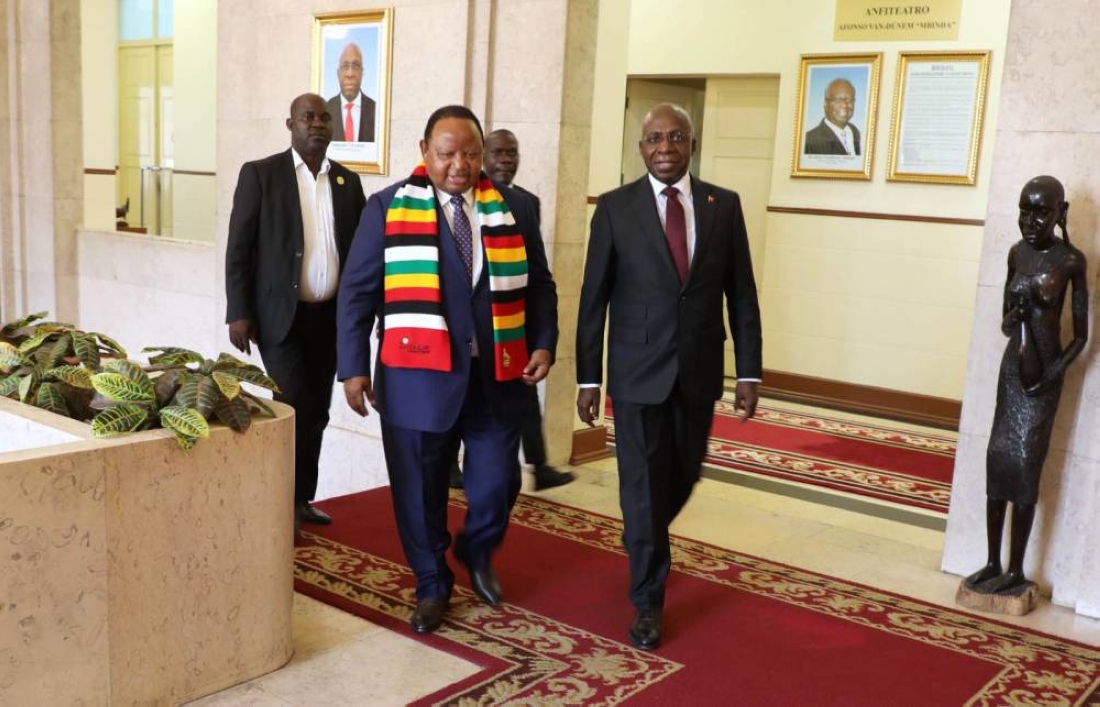 Le ministre des Relations Extérieures de l'Angola, Téte António, et le ministre des Affaires étrangères et du Commerce international du Zimbabwe, Frederick Shava lors de la IIe session de la Commission de coopération bilatérale.