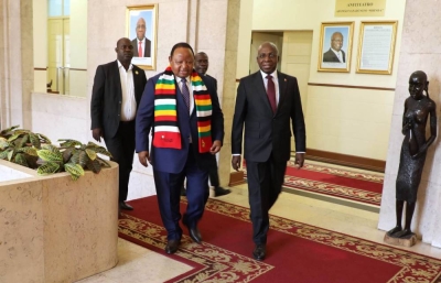 Le ministre des Relations Extérieures de l'Angola, Téte António, et le ministre des Affaires étrangères et du Commerce international du Zimbabwe, Frederick Shava lors de la IIe session de la Commission de coopération bilatérale.