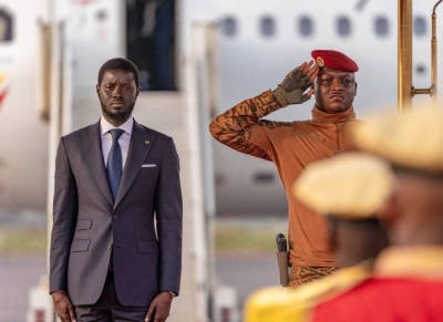 Le président du Sénégal, Bassirou Diomaye Faye, et son homologue du Burkina Faso, le capitaine Ibrahim Traoré,