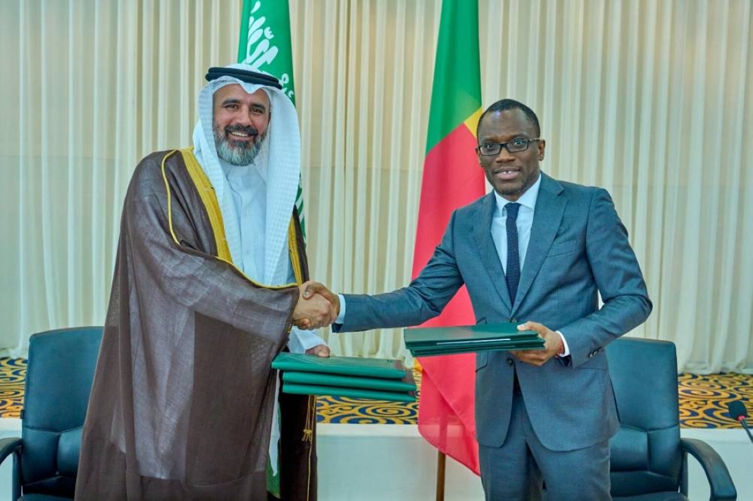 Le Ministre des Affaires étrangères, Olushegun ADJADI BAKARI et le vice-Ministre saoudien de l’investissement, Ibrahim ALMUBARAK lors de  la signature du Mémorandum d’entente.
