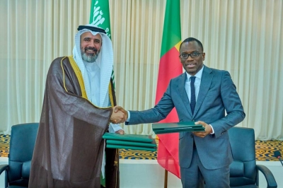 Le Ministre des Affaires étrangères, Olushegun ADJADI BAKARI et le vice-Ministre saoudien de l’investissement, Ibrahim ALMUBARAK lors de  la signature du Mémorandum d’entente.