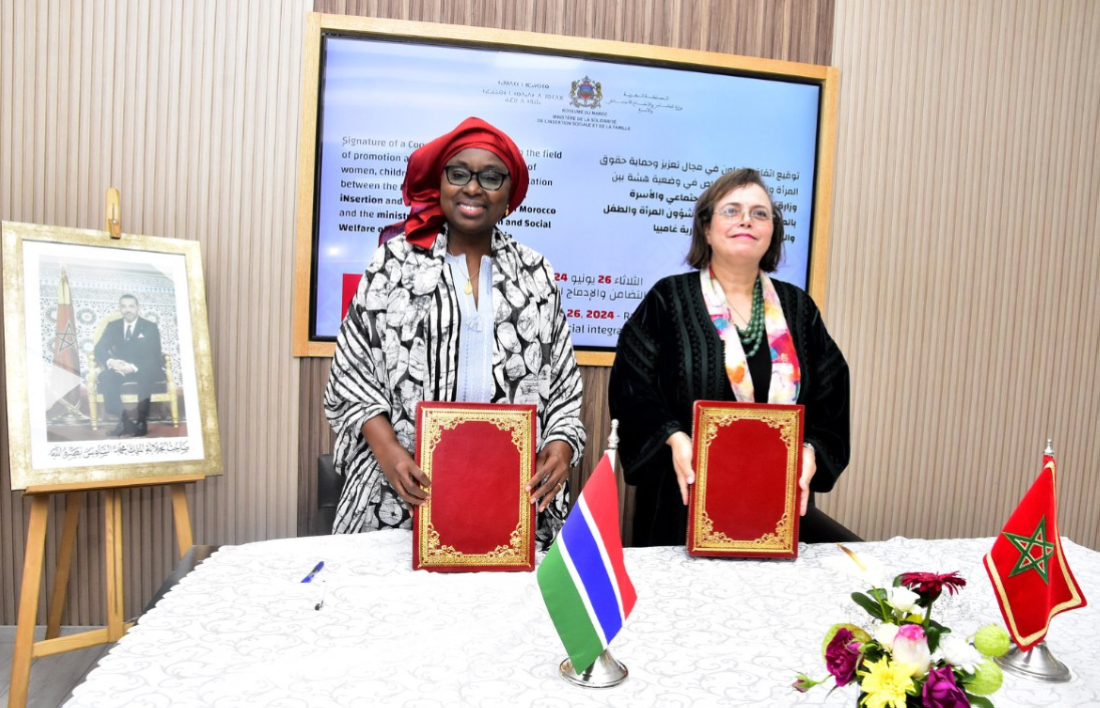 La ministre de la Solidarité, de l’insertion sociale et de la famille, Aawatif Hayar, et la ministre gambienne des affaires des femmes, de l’enfant et du bien-être social, Fatou Sanyang Kinteh.