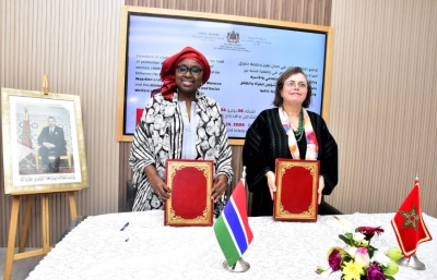 La ministre de la Solidarité, de l’insertion sociale et de la famille, Aawatif Hayar, et la ministre gambienne des affaires des femmes, de l’enfant et du bien-être social, Fatou Sanyang Kinteh.