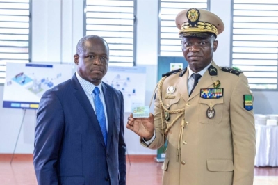 Le président de la Transition, le général de brigade Brice Clotaire Oligui Nguema avec sa nouvelle carte d'identité 