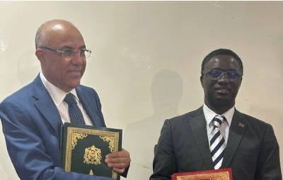 Le  ministre de l’Enseignement supérieur, de la Recherche scientifique et de l’Innovation, Abdellatif Miraoui, et son homologue gambien Pierre Gomez, ministre de l’Enseignement supérieur, de la Recherche scientifique et de l’Innovation technologique.