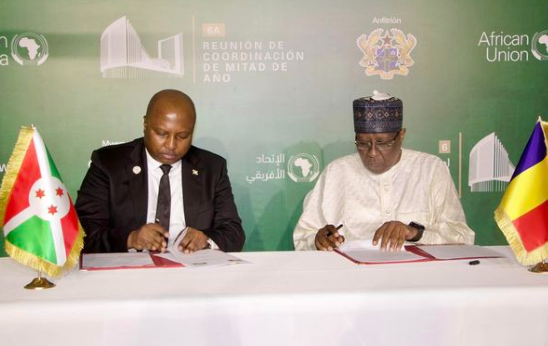 Abderaman Koulamallah, le ministre d’État des Affaires étrangères, de l’Intégration africaine, de la Coopération internationale et des Tchadiens de l’étranger, porte-parole du Gouvernement, et Albert Shingiro, le ministre burundais des Affaires étrangères et de la Coopération au développement