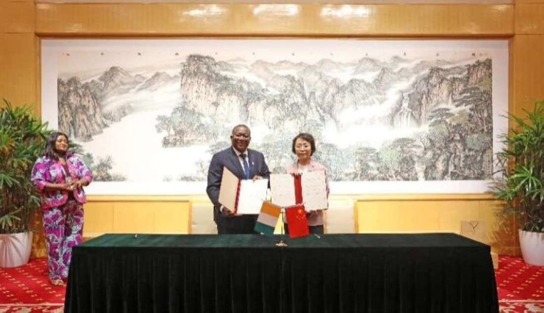 Le ministre ivoirien de la Communication, Amadou Coulibaly, et son homologue chinoise de l’Administration nationale de la Radio et de la Télévision, Shumin Cao.


