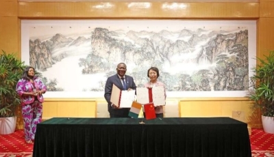 Le ministre ivoirien de la Communication, Amadou Coulibaly, et son homologue chinoise de l’Administration nationale de la Radio et de la Télévision, Shumin Cao.

