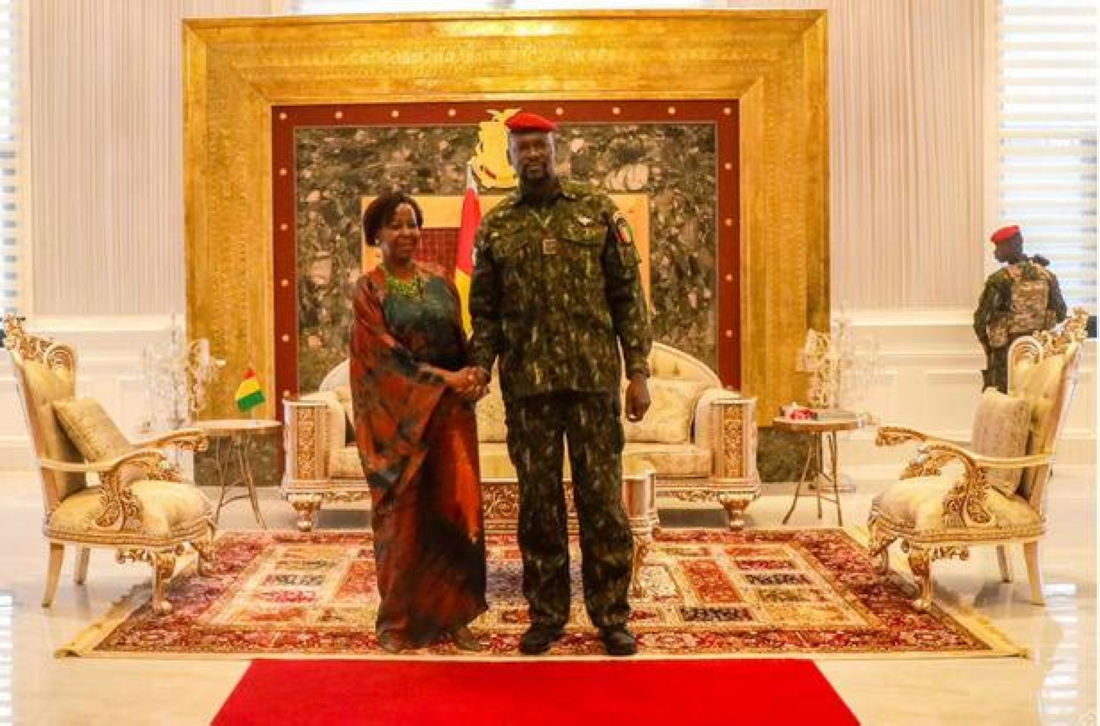 La secrétaire générale de l’OIF, Louise Mushikiwabo, avec le président guinéen, Mamadi Doumbouya, à Conakry, en janvier 2024