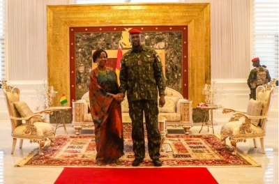 La secrétaire générale de l’OIF, Louise Mushikiwabo, avec le président guinéen, Mamadi Doumbouya, à Conakry, en janvier 2024