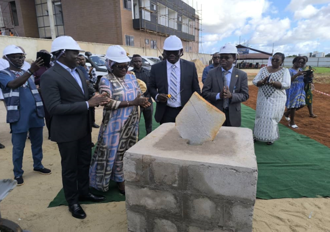 Le ministre de la Santé et de l’Hygiène Publique, Professeur Tchin DARRE, accompagné de Binta Sanneh, Représentante Résidente du Programme des Nations Unies pour le développement (PNUD) au Togo, lors de la pose de la première pierre du Centre National de Santé Digitale (CNSD).