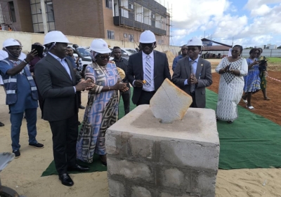 Le ministre de la Santé et de l’Hygiène Publique, Professeur Tchin DARRE, accompagné de Binta Sanneh, Représentante Résidente du Programme des Nations Unies pour le développement (PNUD) au Togo, lors de la pose de la première pierre du Centre National de Santé Digitale (CNSD).
