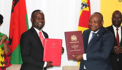 Sosten Gwengwe, le ministre malawite du Commerce et de l'Industrie, et Silvino Augusto Jose Moreno, le ministre mozambicain de l'Industrie et du Commerce
