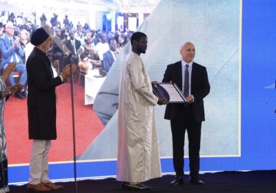 Pr Hassan Sefrioui recevant le Prix Galien Afrique 2024 des mains du Président sénégalais