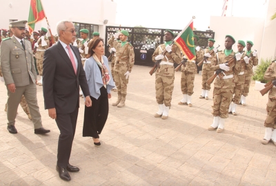 La ministre espagnole de la Défense, Margarita Robles, et le ministre de la Défense, des Affaires des retraités et des Enfants des martyrs, Hanena Ould Sidi.