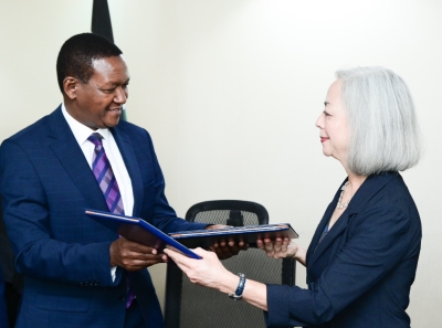 Alfred Mutua, ministre kényan du Travail et de la Protection sociale, et Théa Mei Lee, sous-secrétaire adjointe au Bureau des affaires internationales du travail.