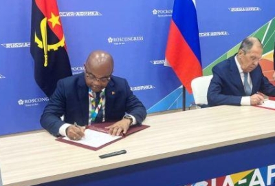 Le ministre angolais des Télécommunications, des Technologies de l’information et de la Communication sociale, Mário Augusto da Silva Oliveira et le ministre russe des Affaires étrangères, Sergueï Lavrov.
