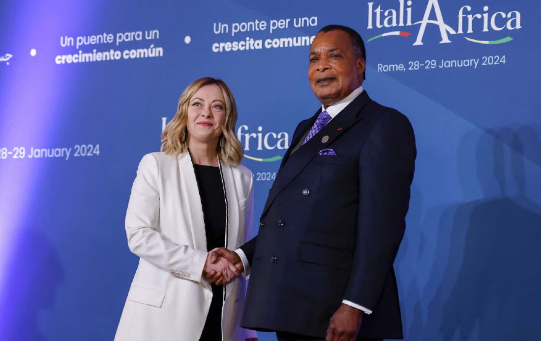 Giorgia Meloni saluant Sassou Meloni