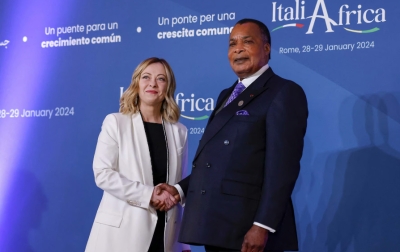 Giorgia Meloni saluant Sassou Meloni