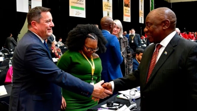 Le président sud-africain Cyril Ramaphosa, à droite, avec le chef de l'Alliance démocratique John Steenhuisen