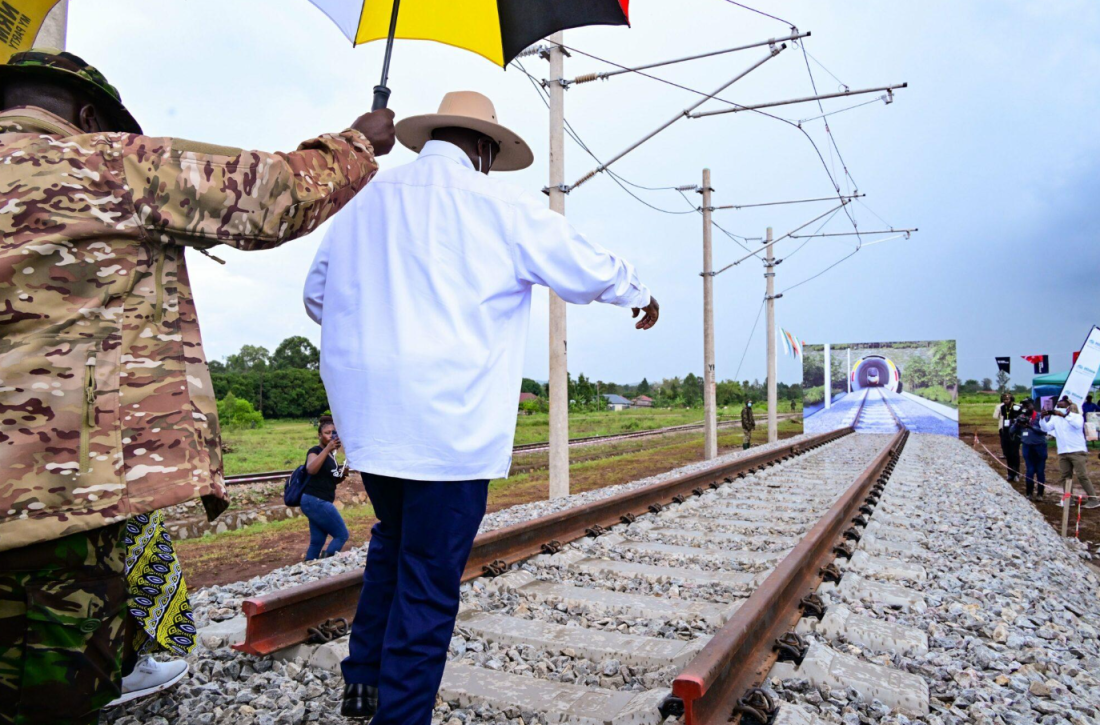 Le président ougandais Yoweri Museveni donnant le coup d'envoi de la construction d'une ligne de chemin de fer à écartement standard (SGR).
