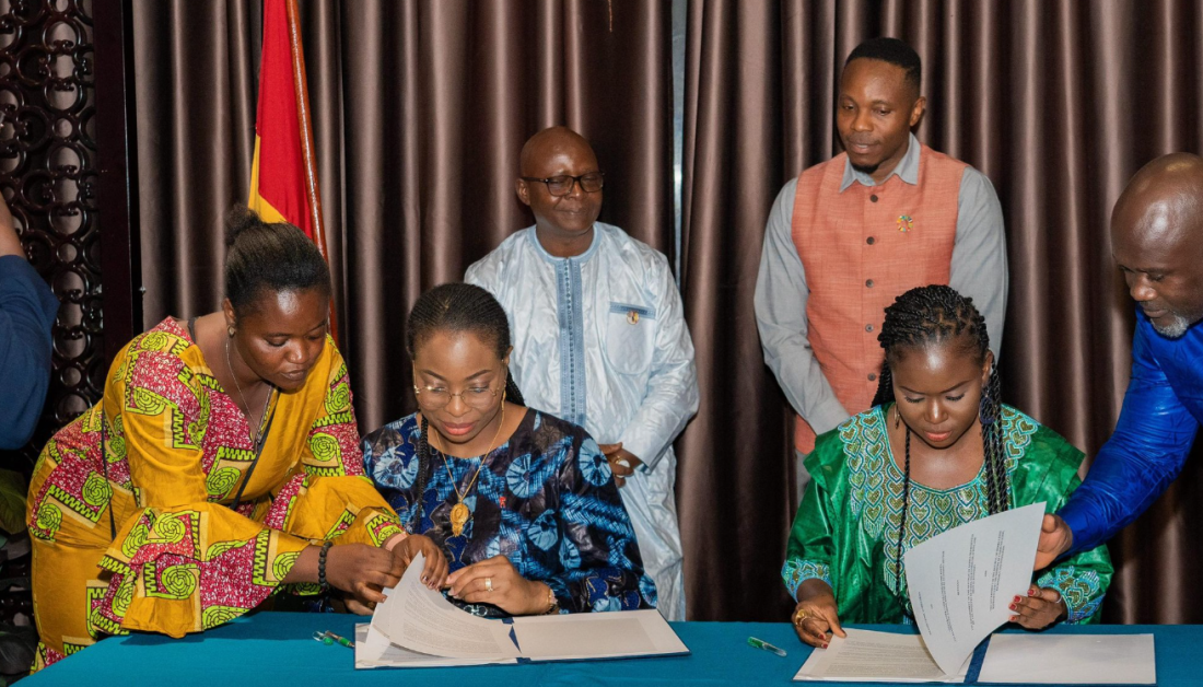 Rose Pola Pricemou, la ministre guinéenne des Postes, des Télécommunications et de l'Économie numérique, et Salima Monorma Bah, la ministre sierra-léonaise de la Communication, de la Technologie et de l’Innovation, lors de la signature de l'accord-cadre visant à renforcer l'interconnexion numérique entre leurs deux pays.