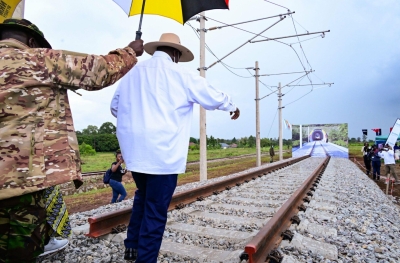 Le président ougandais Yoweri Museveni donnant le coup d'envoi de la construction d'une ligne de chemin de fer à écartement standard (SGR).