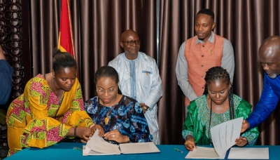 Rose Pola Pricemou, la ministre guinéenne des Postes, des Télécommunications et de l'Économie numérique, et Salima Monorma Bah, la ministre sierra-léonaise de la Communication, de la Technologie et de l’Innovation, lors de la signature de l'accord-cadre visant à renforcer l'interconnexion numérique entre leurs deux pays.