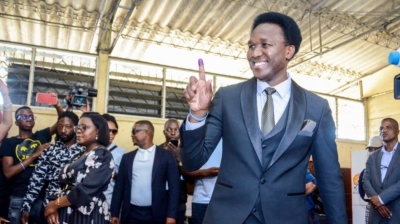 Le candidat indépendant Venancio Mondlane lève le doigt après avoir voté aux élections générales à Maputo, au Mozambique, le 9 octobre 2024