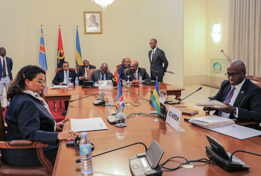 Olivier Nduhungirehe, le chef de la diplomatie rwandaise (à droite) et son homologue congolaise, Thérèse Kayikwamba Wagner, lors d’une réunion au ministère angolais des Affaires étrangères, le 25 novembre 2024