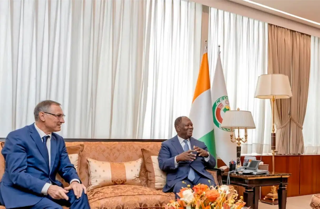 Le président ivoirien Alassane Ouattara avec Jean-Marie Bockel, l’envoyé personnel d’Emmanuel Macron pour l’Afrique le 21 février 2024, à Abidjan
