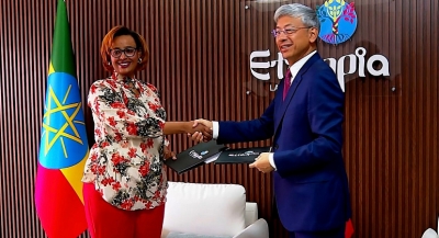 La ministre éthiopien du Tourisme, Selamawit Kassa, et l'ambassadeur de Chine en Éthiopie, Chen Hai.