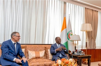 Le président ivoirien Alassane Ouattara avec Jean-Marie Bockel, l’envoyé personnel d’Emmanuel Macron pour l’Afrique le 21 février 2024, à Abidjan