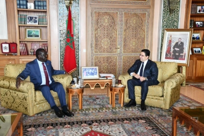 Raila Ondiga s'entretenant avec Naser Bourita