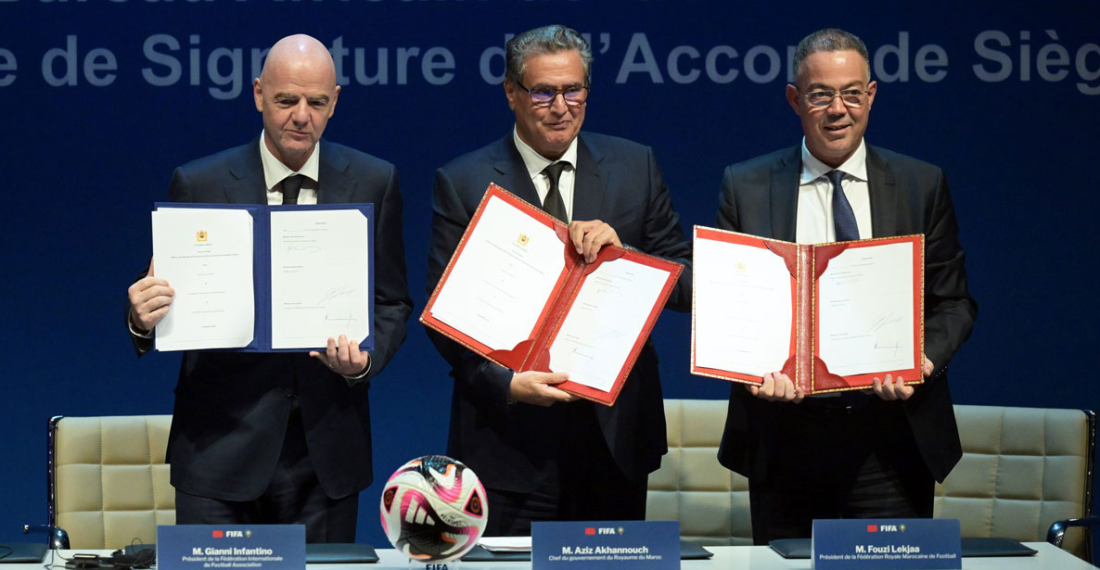 De droite à gauche : Gianni Infantino, président de la FIFA, Aziz Akhannouch, chef du gouvernement et Fouzi Lekjaa, président de la Fédération royale marocaine de football (FRMF)