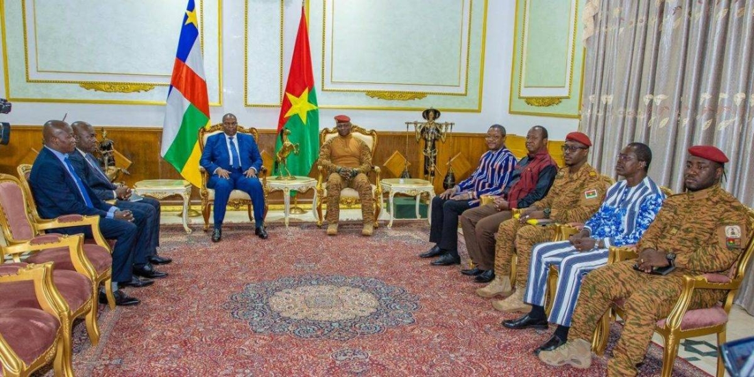 Le président burkinabè Ibrahim Traoré a accueilli jeudi à Ouagadougou le président centrafricain Faustin-Archange Touadera