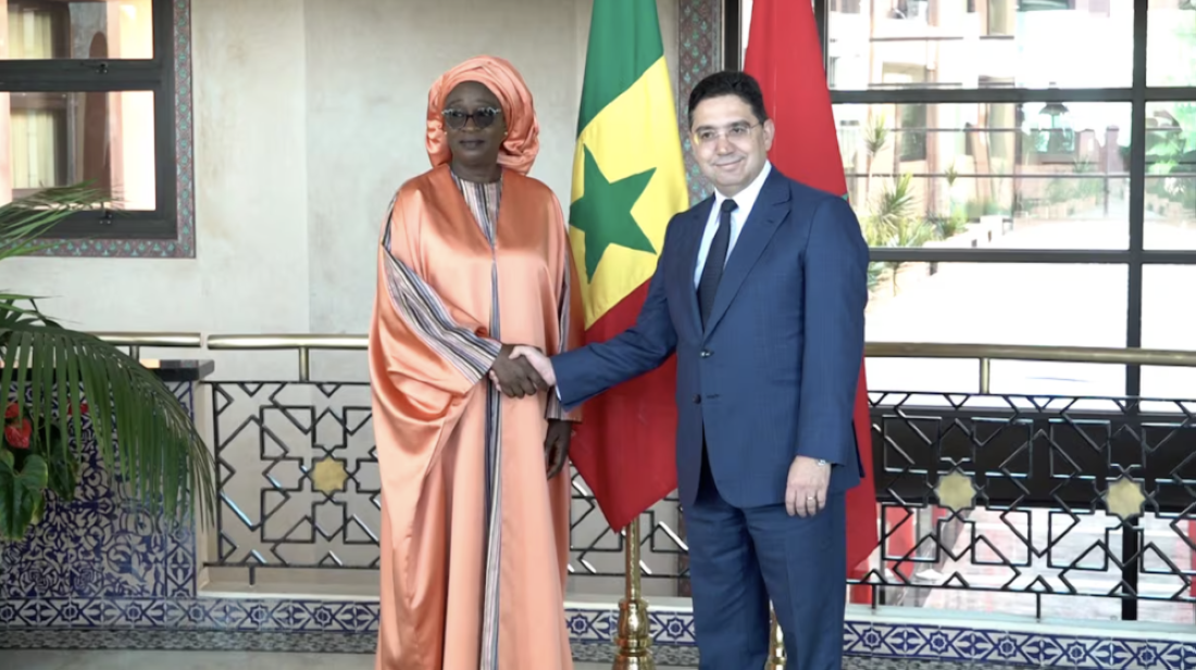 Yassine Fall, ministre de l'Intégration africaine et des Affaires étrangères de la République du Sénégal, et Nasser Bourita, ministre des Affaires étrangères, de la Coopération africaine et des Marocains résidant à l’étranger du Royaume du Maroc, le 23 décembre 2024 à Rabat.