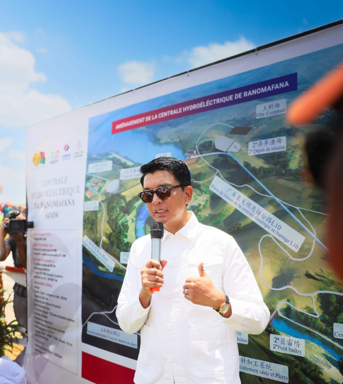 Le président malgache, Andry Rajoelina lors de la pose de la première pierre de la nouvelle centrale hydroélectrique de Ranomafana, située au nord de la capitale Antananarivo.

