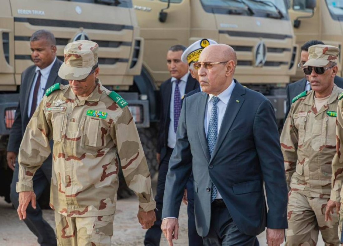 Le Président mauritanien Mohamed Ould Cheikh El Ghazouani inspecte le matériel militaire acquis dans le cadre de l’actualisation de la structure des différentes armées de son pays