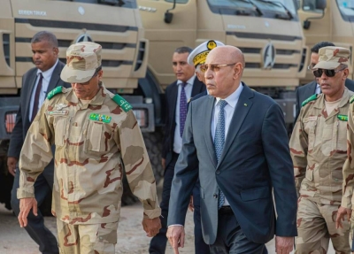 Le Président mauritanien Mohamed Ould Cheikh El Ghazouani inspecte le matériel militaire acquis dans le cadre de l’actualisation de la structure des différentes armées de son pays