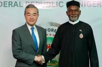 Le ministre des affaires étrangères chinois, Wang Yi (à gauche), et son homologue nigérian, Yusuf Tuggar, à Abuja (Nigeria).