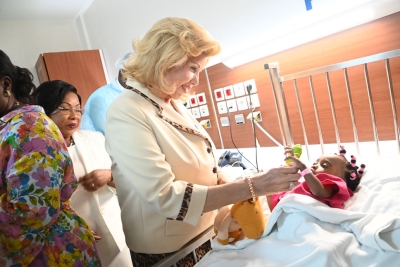 Dominique Ouattara à l’Hôpital mère enfant de Bingerville 