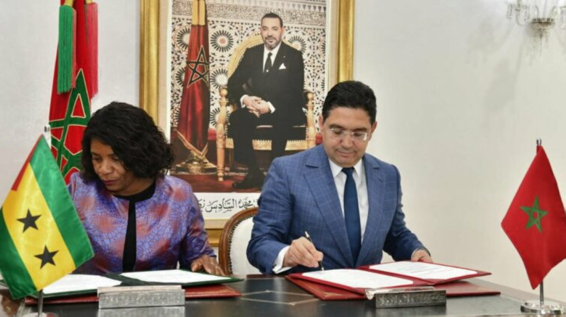 Le ministre des Affaires étrangères, de la Coopération africaine et des Marocains résidant à l’étranger, Nasser Bourita, et la ministre d’État santoméenne des Affaires étrangères, de la Coopération et des Communautés, Ilza Maria dos Santos Amado Vaz.
