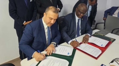 Tarik Hamane, DG de l’ONEE  (gauche) et homologue mauritanien, Sidi Salem Mohaned Elabd, DG de la SOMELEC, lors la signature de l'accord d’interconnexion électrique entre le Maroc et la Mauritanie, le 4 février 2025 à Nouakchott