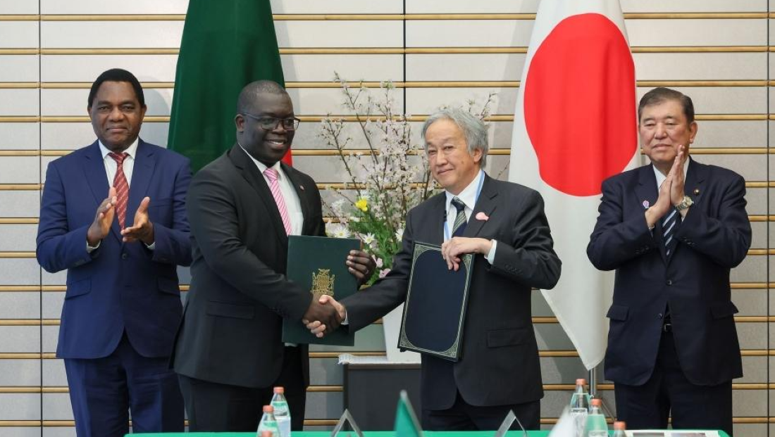 Le ministre zambien du Commerce et de l’Industrie, Chipoka Mulenga et l’Ambassadeur extraordinaire et plénipotentiaire du Japon en Zambie, Takeuchi Kazuyuki.